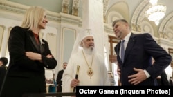 Patriarhul Daniel, premierul Marcel Ciolacu și ministrul Justiției, Alina Gorghiu, pe atunci președinte al Senatului, la aniversarea Constituției, 27 martie 2023.