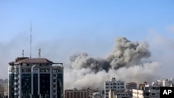 Füst száll fel egy izraeli bombatalálat nyomán Gázavárosban 2023. október 30-án