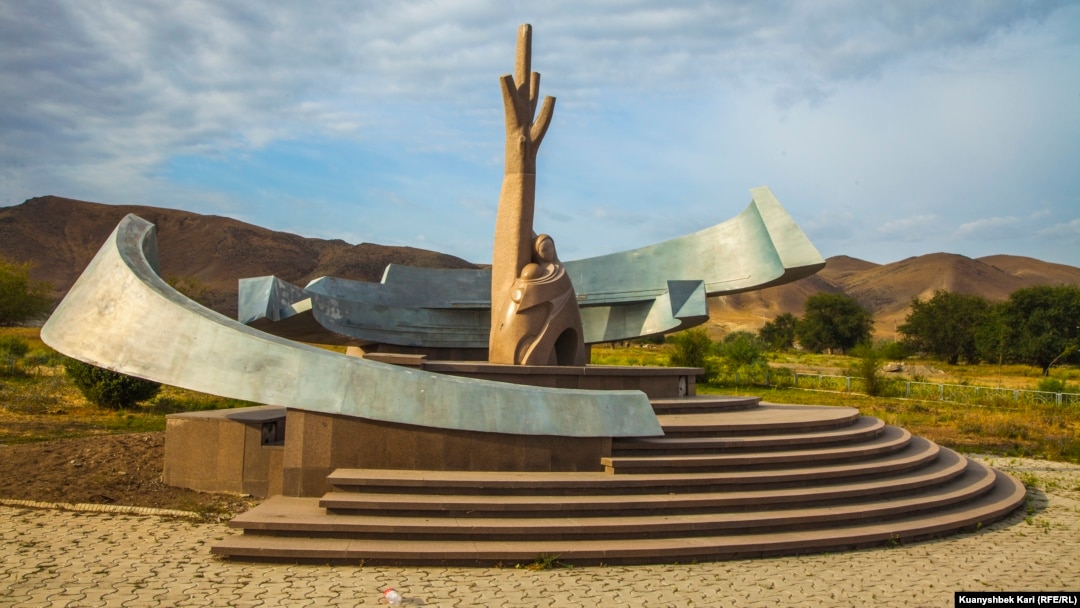 Сантехник жас орыс қызын сиқырлап алған. Сантехник жас орыс қызын сиқырлап алған.