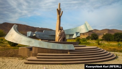 Кеуделі аққұба аяқтарын жайып, дос қызына оның кискасын жалауға мүмкіндік береді Кеуделі аққұба аяқтарын жайып, дос қызына оның кискасын жалауға мүмкіндік береді