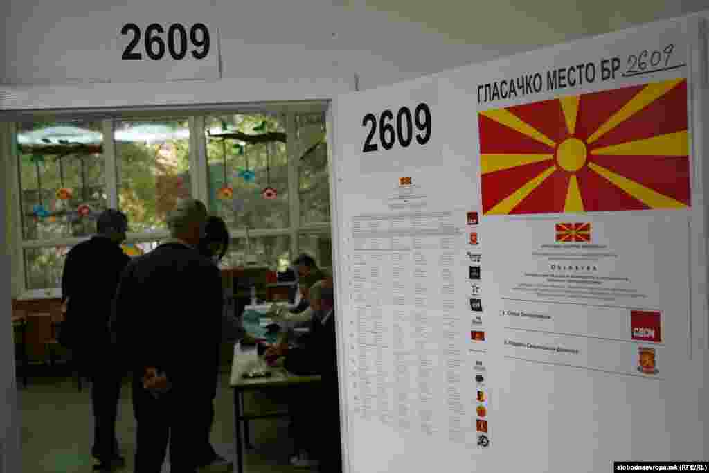 Glasanje u Skoplju, 8. maja 2024. Izbore prate 1.303 domaća i 860 stranih posmatrača.