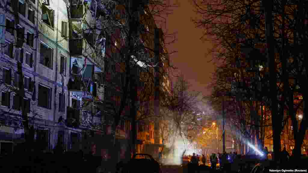 A mentőszolgálat munkatársai dolgoznak az egyik lakóházat érő támadás helyszínén. A lezuhanó törmelék sérüléseket okozott Kijev négy kerületében &ndash; közölték a hatóságok