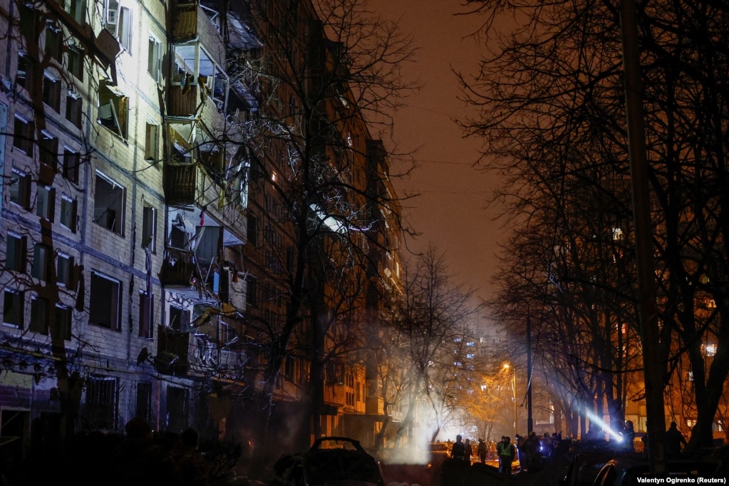 Sul luogo dell'attentato che ha colpito un condominio sono al lavoro i soccorritori.  La caduta di detriti ha causato feriti e distruzione in quattro distretti di Kiev lungo il fiume Dnepr, che attraversa la capitale, hanno detto i funzionari.