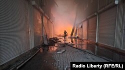 Zjarri pas sulmit ajror rus në një port të Odesës, më 19 korrik 2023. 