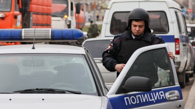 У торгового центра в Ростове задержали вооруженного мужчину