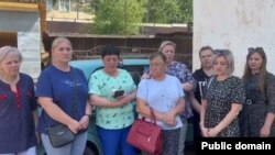 Семьи мобилизованных из якутского села записывают обращение об отсутствии отпусков у российских военнослужащих на войне в Украине
