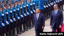Chinese President Xi Jinping (left) and Serbian President Aleksandar Vucic at the presidential palace in Belgrade on May 8.