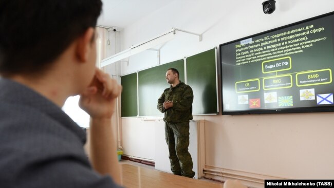 Школярі прямо на уроках мусять писати листи солдатам окупаційних військ