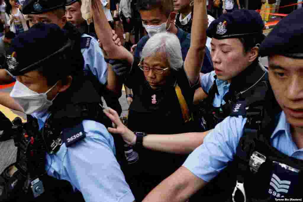 A rendőrség őrizetbe vesz egy nőt Hongkongban, az 1989-es pekingi Tienanmen téri erőszak évfordulóján.&nbsp;A&nbsp;kínai fennhatóság alatt álló város szigorú korlátozásait és a fenyegető rendőri jelenlétet a szervezők a demokráciapárti helyiek ellehetetlenítéseként értékelték