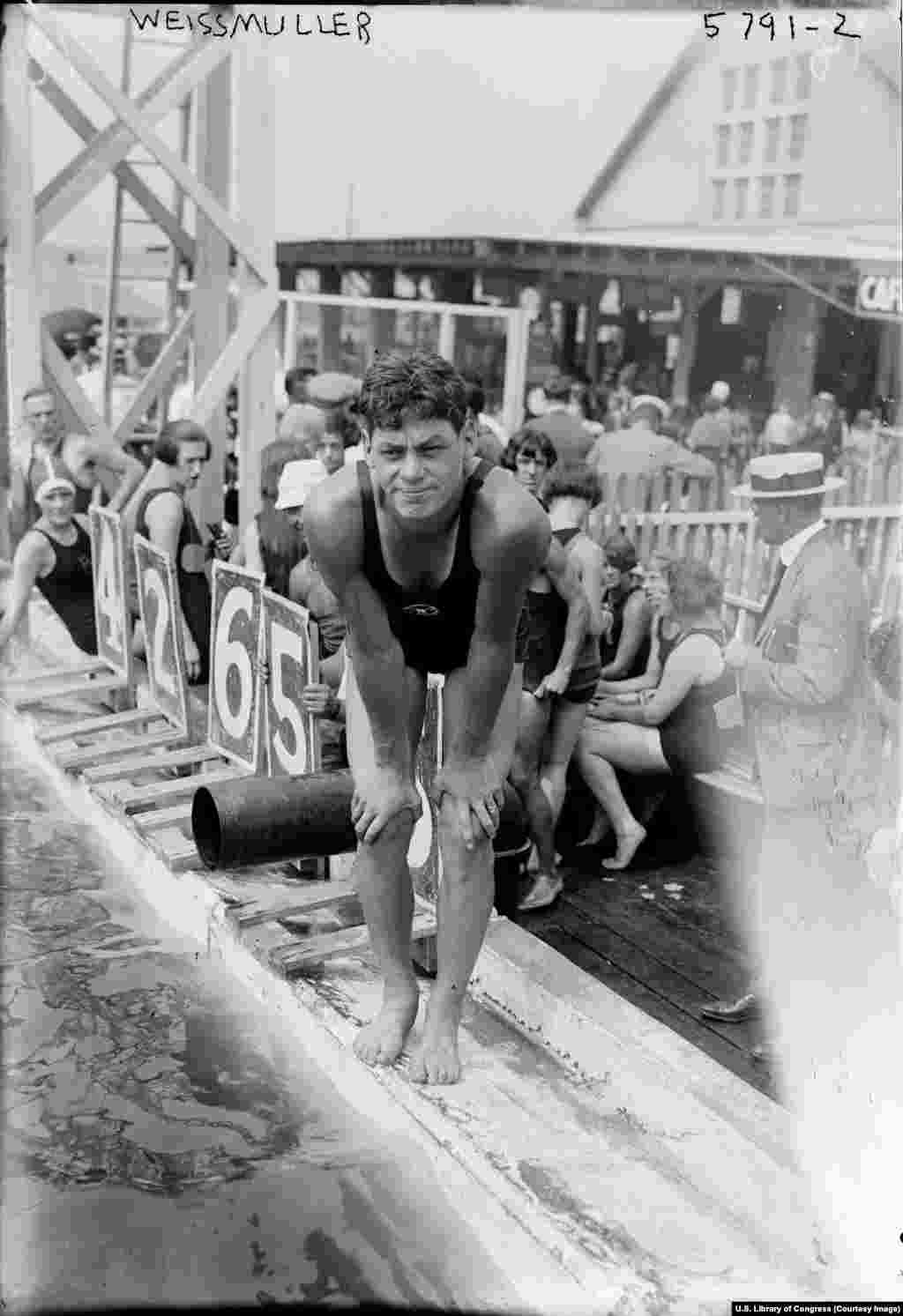 Američki plivač Johnny Weissmuller. Rođen je u Kraljevini Mađarskoj, na području današnje Rumunjske, a zatim je s obitelji emigrirao u Sjedinjene Države. Weissmuller je osvojio tri zlatne medalje u plivanju i jednu broncu u vaterpolu na Olimpijskim igrama 1924. Ova sportska zvijezda kasnije je postala vodeći hollywoodski glumac. Autor je čuvenog &quot;Tarzanovog krika&quot; dok je tumačio njegov lik.