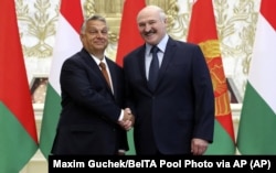 Прем’єр-міністр Угорщини Віктор Орбан (ліворуч) позує для фото з Олександром Лукашенком під час візиту до Білорусі. Мінськ, 5 червня 2020 року