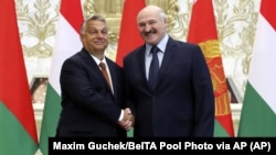 Премьер-министр Венгрии Виктор Орбан (слева) позирует для фото с Александром Лукашенко во время визита в Беларусь. Минск, 5 июня 2020 года