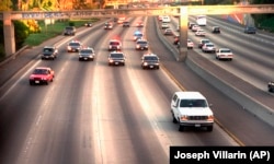 Beli automobil s O. Džej Simpsonom prate policijska vozila na autobutu u Los Anđelesu, 17. jun 1994.