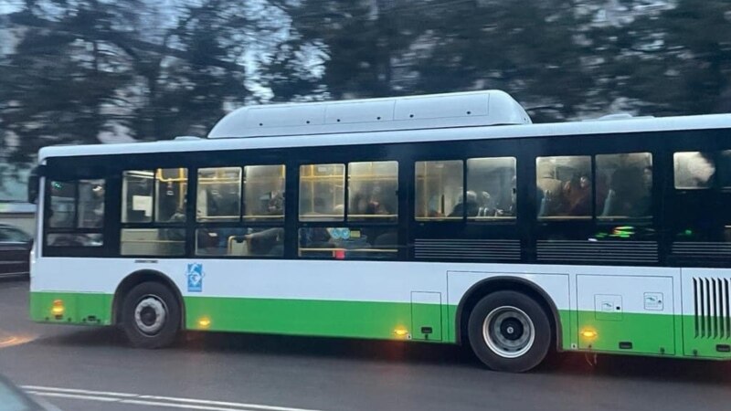 Бишкекте автобус эки кишини коюп кетип, бири каза болду