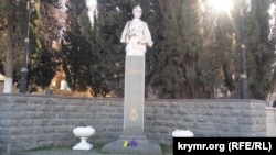 Памятник Лесе Украинке в Севастополе, февраль 2024 года
