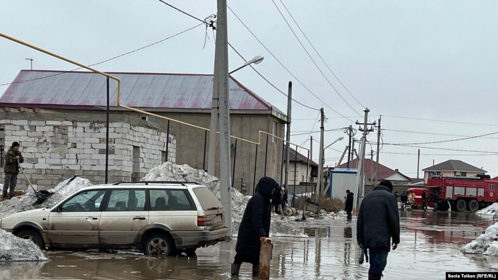Обстановка в селе Коянды, улицы которого затопили талые воды. 27 марта 2024 года 