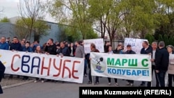 Građani i ekološki aktivisti ispred hotela u Valjevu, u kom je kompanija Rio Tinto trebalo da održi prezentaciju o Projektu Jadar, koji podrazumeva iskopavanje litijuma na teritoriji Srbije, 28. mart 2024. 