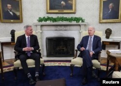 Președintele SUA, Joe Biden, găzduiește discuțiile privind limita de îndatorare cu președintele Camerei Reprezentanților, Kevin McCarthy, în Biroul Oval de la Casa Albă, Washington, SUA, 22 mai 2023.