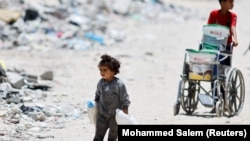 Rrugëtimi mes rrënojash i fëmijëve palestinezë për ujë