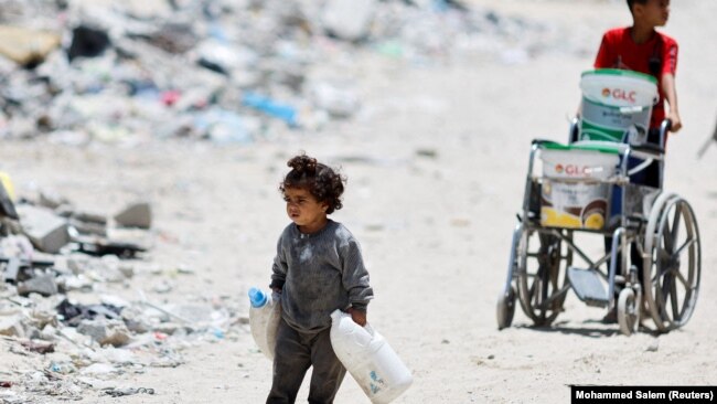 Rrugëtimi mes rrënojash i fëmijëve palestinezë për ujë