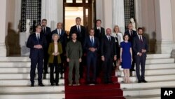Lideri država Zapadnog Balkana i šefovi ključnih institucija EU, te ukrajinski predsjednik Volodimir Zelenski na fotografiji sa samita u Atini, 21. avgusta 2023.