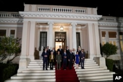 Участники Афинского саммита на лестнице дворца «Максимос» в греческой столице, 21 августа 2023 года