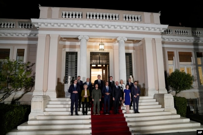 Учасники Афінського саміту на сходах палацу «Максимос» в грецькій столиці. 21 серпня 2023 року