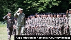 Liderul Comandamentului Corpului Multinațional de Sud-Est NATO din România, generalul maior Cristian Daniel Dan, și colonelul francez Benoit Chrissement salută militarii francezi care au fost dislocați în România.