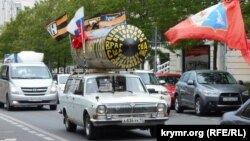 Машины на улице в Севастополе. Кым, 9 мая 2024 года