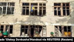 Флаг Украины, который бойцы ВСУ установили на одном из зданий в освобожденном селе Благодатное Донецкой области. Скриншот из видео, обнародованного 11 июня 2023 года