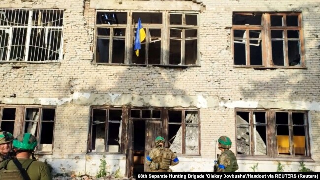 Флаг Украины, который бойцы ВСУ установили на одном из зданий в освобожденном селе Благодатное Донецкой области. Скриншот из видео, обнародованного 11 июня 2023 года