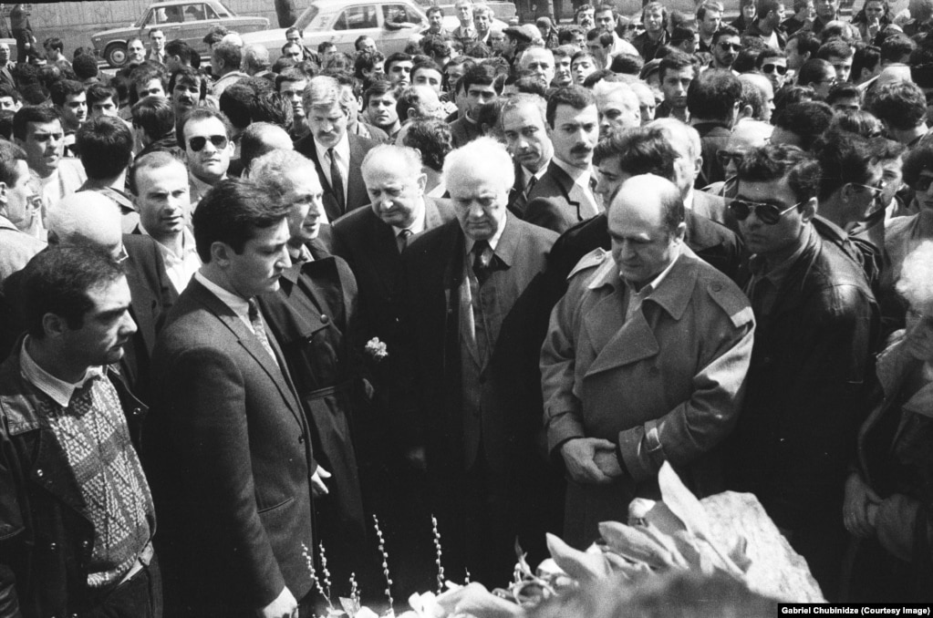 Un evento commemorativo nel 1992 o 1993 a cui partecipò Eduard Shevardnadze (al centro, con i capelli bianchi), un politico sovietico e poi georgiano che salì al potere in seguito al colpo di stato del 1991-92.  La foto, pubblicata qui per la prima volta, mostra Shevardnadze accanto ai famigerati golpisti georgiani Jaba Ioseliani (al centro sinistra in cappotto nero) e Tengiz Kitovani (davanti a destra).