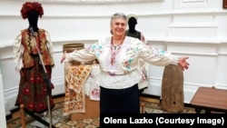Вишивальниця Олена Лазько з Великої Новосілки, що за 90 кілометрів від окупованого Донецька.