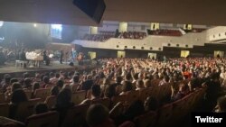 عکس از کنسرت علیرضا قربانی در سالن وزارت کشور، زنان بدون حجاب اجباری 