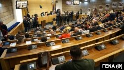 Parlament je 28. aprila potvrdio novi saziv vlade dan nakon što je visoki predstavnik u Bosni i Hercegovini (BiH) Christian Schmidt nametnuo izmjene Ustava Federacije BiH kako bi se Vlada konačno mogla formirati. Fotografija sa sjednice na kojoj je potvrđeno imenovanje Vlade.