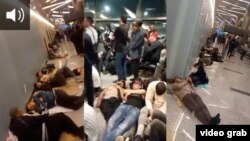 Москванын аэропортторунда мармалып турган тажикстандык мигранттар