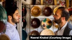 نصرت خالد ( شخص سمت چپ تصویر) بنیانگذار شرکت آنلاین اصیل در حال صحبت با یکی از تولید کننده گان صنایع دستی افغانستان 