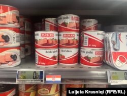 Flamuri i Kroacisë i vendosur nën një produkt me origjinë nga Kosova.