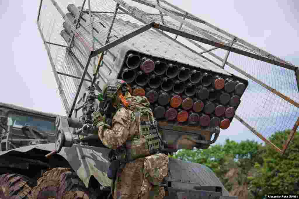 A Russian grad multiple-rocket launcher fitted with wire netting to prevent FPV drones from detonating directly against the launch tube bank. The photo was taken in eastern Ukraine in June. &nbsp;