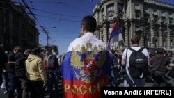 Pristalice četiri desno orijentisane parlamentarne stranke opozicije blokirale su 24. marta saobraćaj ispred zgrade Vlade Srbije u centru Beograda tražeći odbacivanje Sporazuma za normalizaciju odnosa sa Kosovom. Jedan od demonstranata ogrnuo se zastavom Rusije.