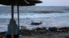 Жена гледа во автомобил што плови во морето во градот Царево, на брегот на Црното Море во Бугарија. на 6 септември.<br />
<br />
Најмалку двајца мажи загинаа, а потрагата по мајка и дете продолжува по поројните дождови кои предизвикаа големи поплави во регионот.