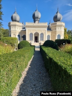 Castelul mauro-bizantin de la Arcalia este singurul de acest fel din Transilvania. Atât clădirea istorică, precum şi cele 70 de locuri de cazare dintr-o clădire anexă sunt încă în proces de reabilitare, cu fonduri europene.