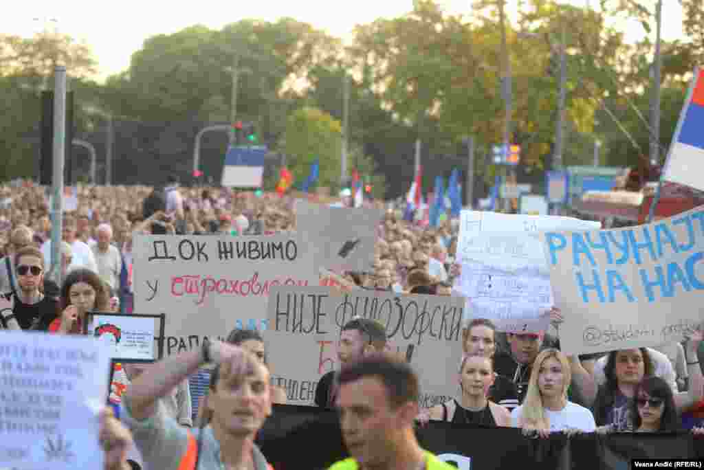 Transparenti na desetom protestu &quot;Srbija protiv nasilja&quot; u Beogradu, 8. jul 2023.