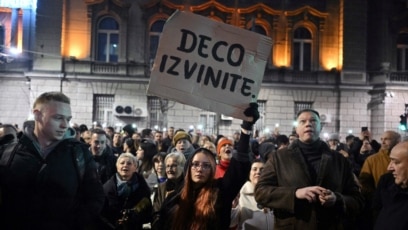 Стотици протестиращи излязоха по улиците на Белград в понеделник с
