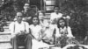 سیمون فرزامی همراه مادر و پدر خوانده و برادر و خواهرانش در سال‌های نوجوانی. نفر اول از بالا سمت راست.
