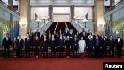 Učesnici, uključujući predsednika Rusije Vladimira Putina i kineskog predsednika Si Đinpinga, poziraju za grupnu fotografiju tokom ceremonije dobrodošlice na Forumu Pojas i put u Pekingu, Kina, 17. oktobra 2023.