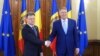 Премʼєр-міністр Молдови Дорін Речан (л) і президент Румунії Клаус Йоганніс, Бухарест, 1 березня 2023 року