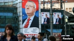 Posterë zgjedhorë të Vojisllav Sheshelit dhe Aleksandar Vuçiqit në Beograd më 2017. Fotografi ilustruese. 