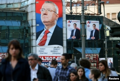 Postera elektoral të Vojislav Sheshelit dhe Aleksandar Vuçiqit në Beograd. Fotografi arkivi nga 31 mars 2017