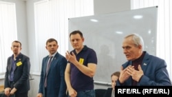 В центре – депутат Госдумы Олег Михайлов и активист Роман Ивасько